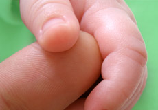 ALT: Kinderhand die einen Finger hält